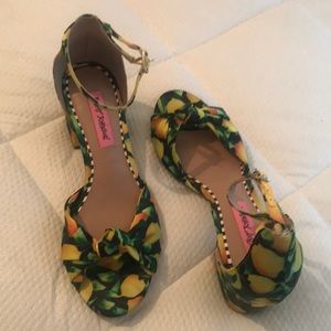 Excellent condition smoke free home. Worn once.